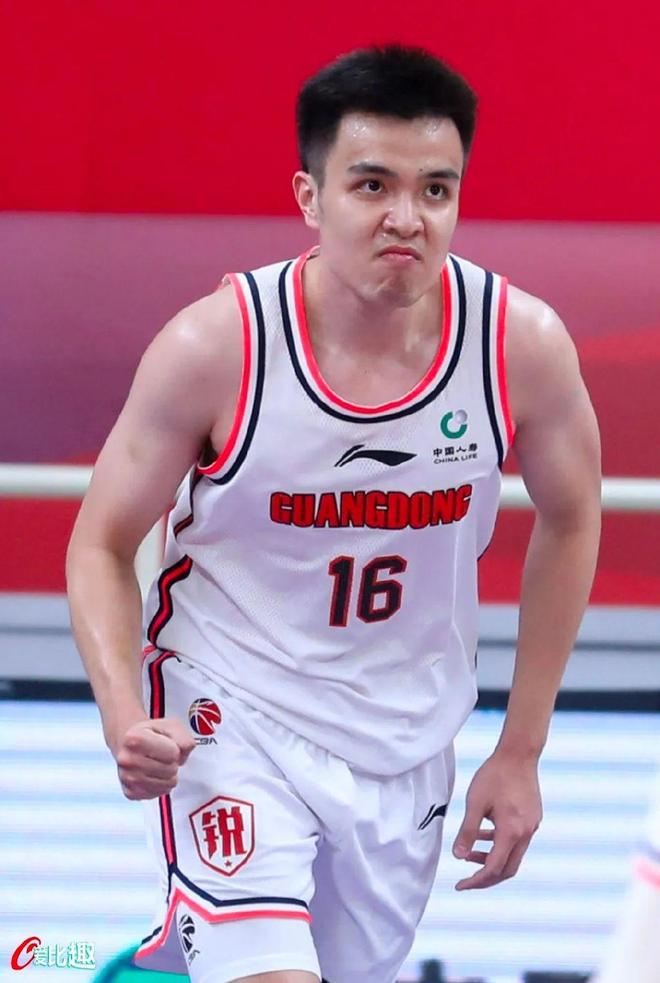 包含加时末段体能课后，广东宏远状态回暖备战法甲，质疑声仍在，年轻球员得到机会的词条