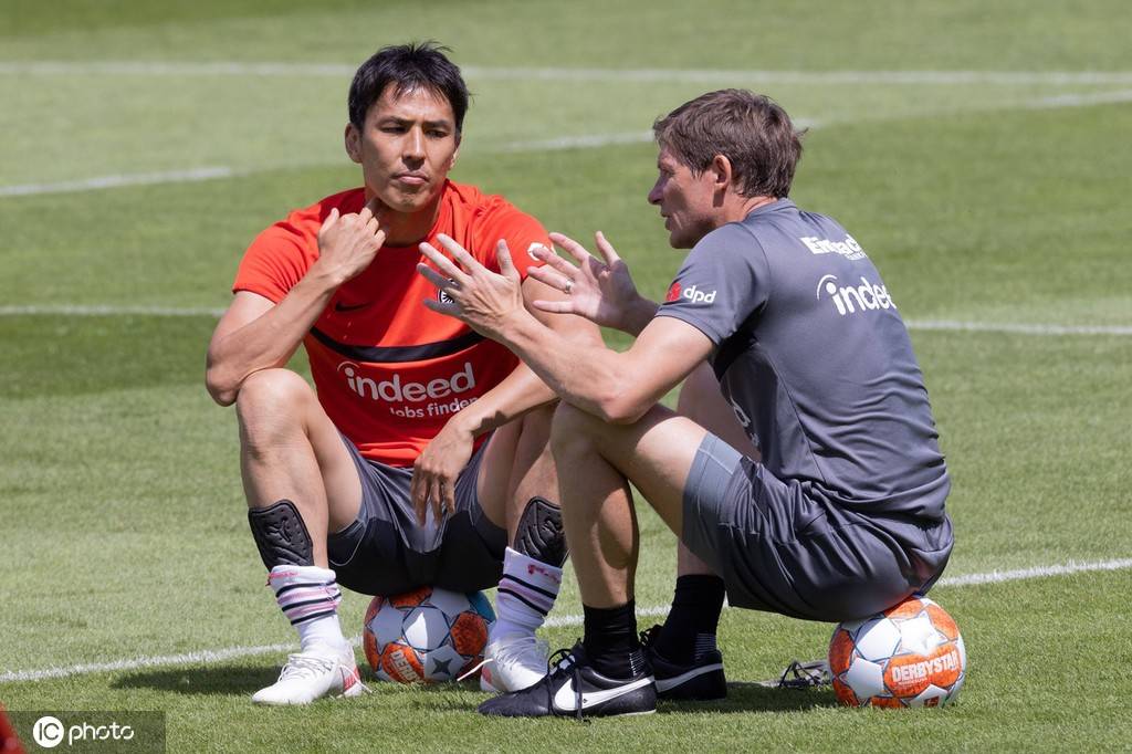 转会期体能课后；法兰克福更衣室发声备战德甲；悬念犹存；更衣室氛围转暖(法兰克福最新过境转机规定)