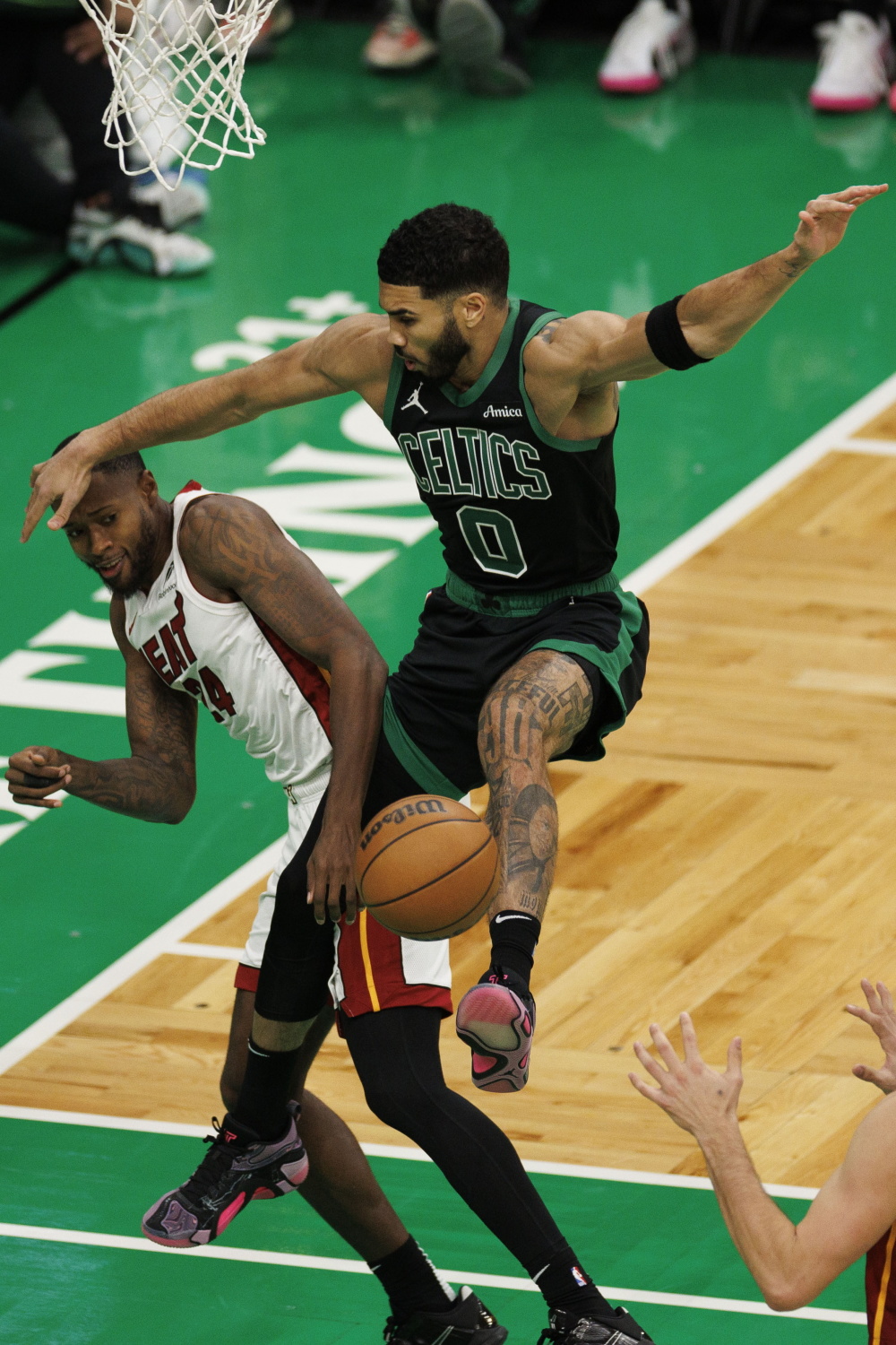 包含重磅！转会期新疆广汇调整名单以备亚冠德布劳内在老鹰比赛中逆转，波士顿凯尔特人赛后调整名单的词条